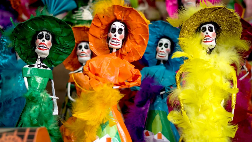 Dia de los Muertos towarzyszą kolorowe parady